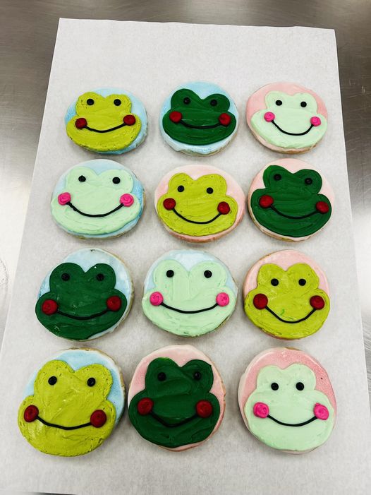 Cookies with frog decor